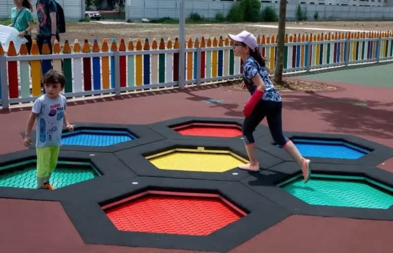 Co można znaleźć na placu zabaw? Odkryj atrakcje dla dzieci i rodziców