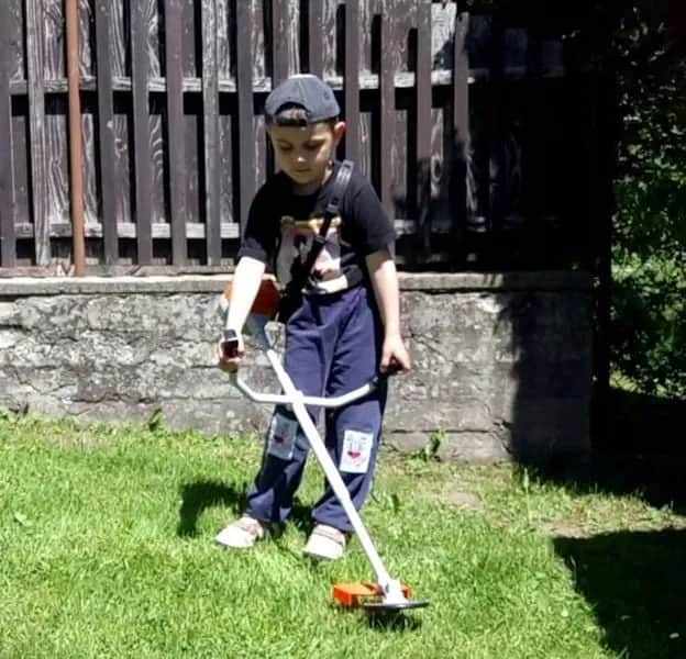 Kosa zabawka – idealna zabawa na świeżym powietrzu dla dzieci