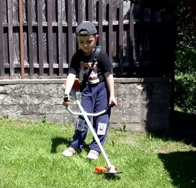 Kosa zabawka – idealna zabawa na świeżym powietrzu dla dzieci