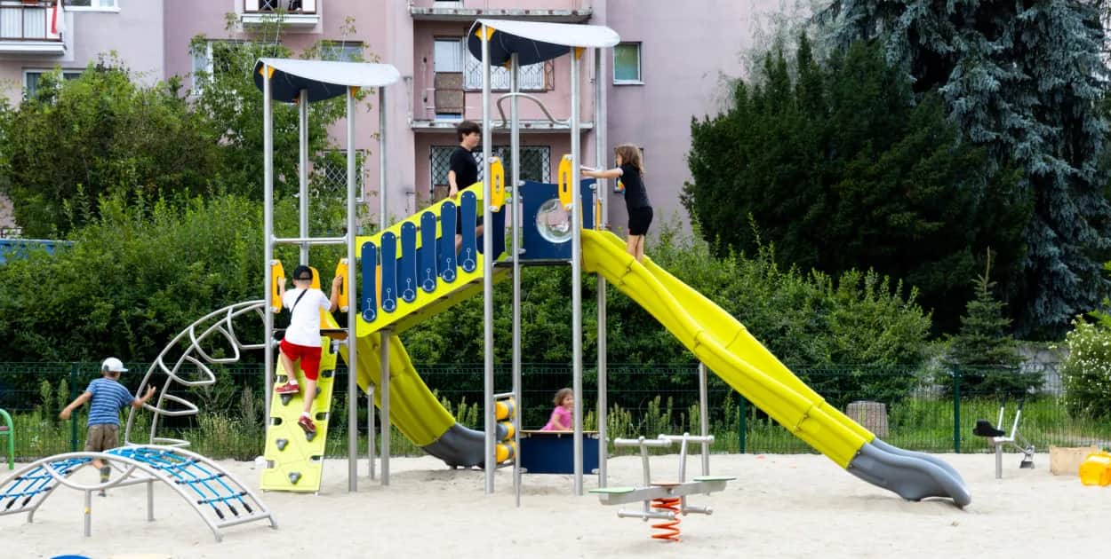 Czy można już na plac zabaw? Status nowego placu zabaw w Warszawie