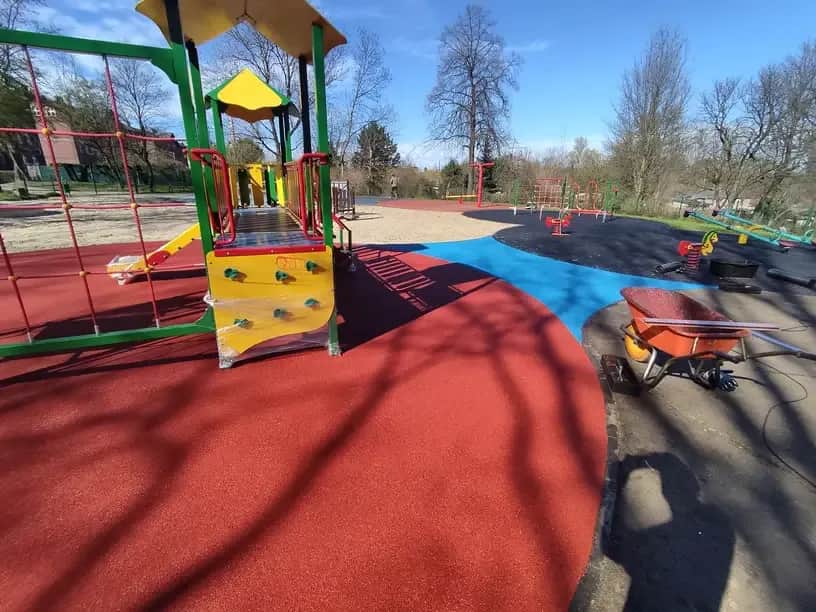Bezpieczne nawierzchnie pod plac zabaw - co wybrać, aby uniknąć urazów?