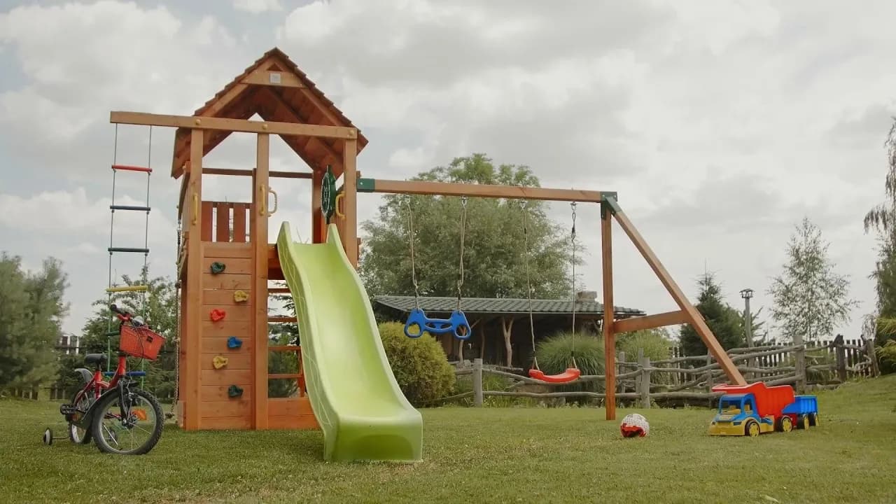 Jak zrobić plac zabaw drewniany – krok po kroku z materiałami i bezpieczeństwem