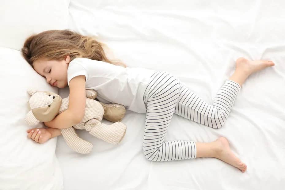 Jak nauczyć dziecko spać z przytulanką i uniknąć problemów ze snem