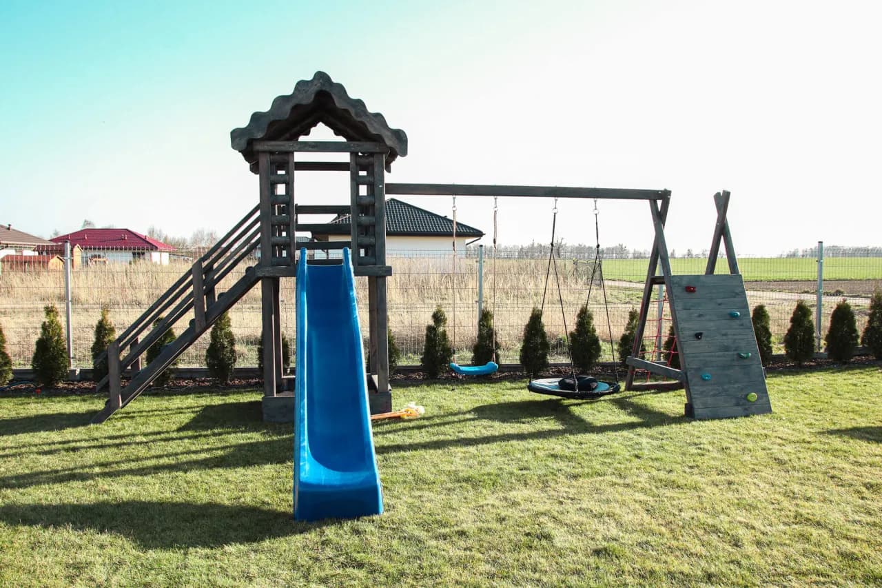 Skuteczne sposoby na zabezpieczenie drewnianego placu zabaw przed zniszczeniem